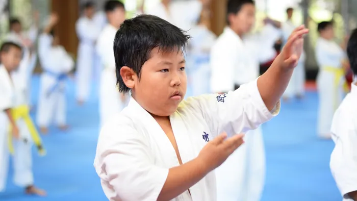 両手を開いて構える男の子