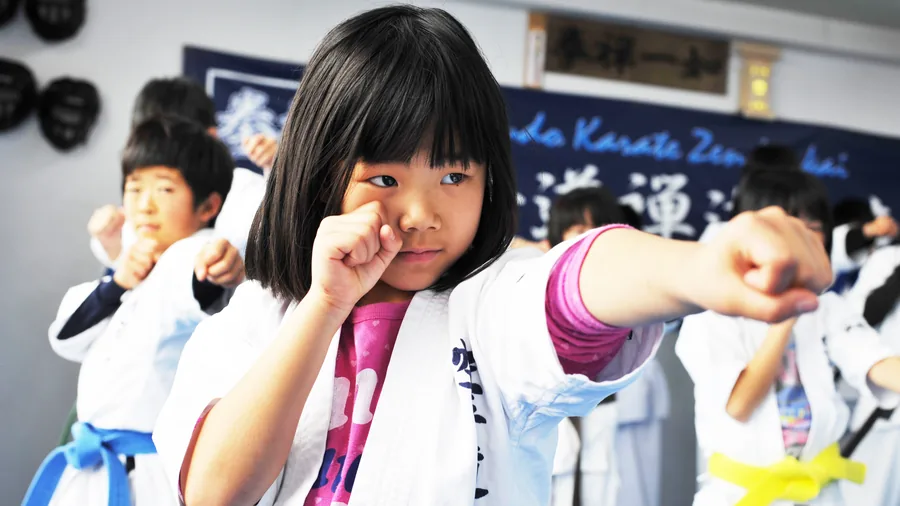 正拳突きの稽古をする女の子