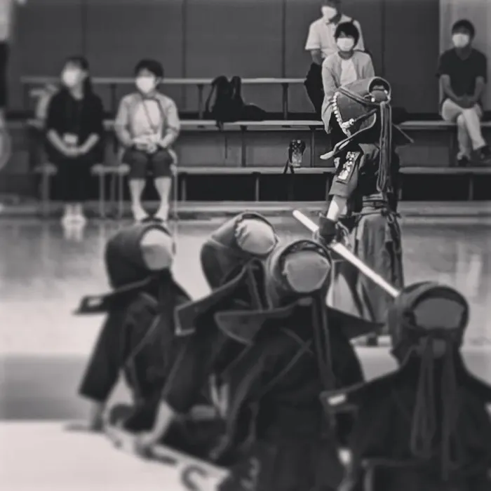 面を着けて稽古する剣道の子供たち