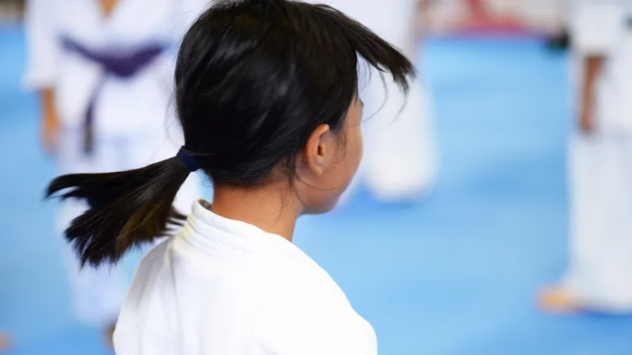 ポニーテールの道着の女の子の後ろ姿