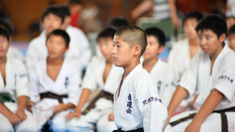 正座で前を見つめる道着の男の子
